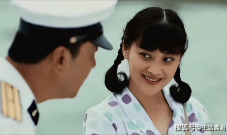 49岁梅婷带儿女去度假穿T恤+短裤时髦又减龄女儿简直就是妈妈缩小版2025年5月22日